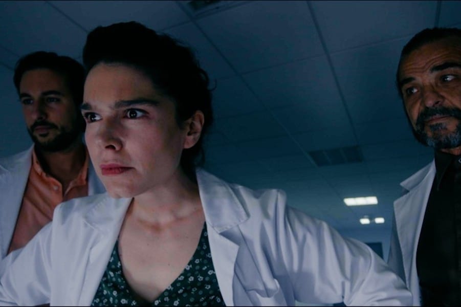 Ella en mil pedazos película