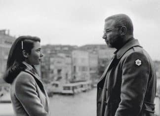 Al otro lado del río y entre los árboles