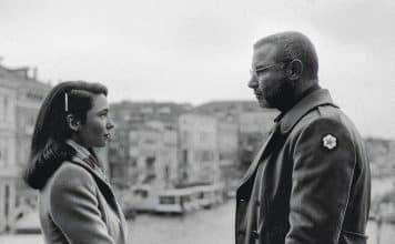 Al otro lado del río y entre los árboles