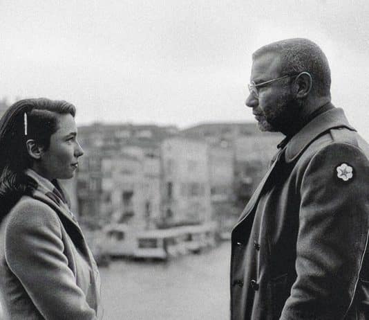 Al otro lado del río y entre los árboles